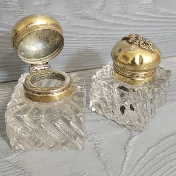 💎 Pair of 1800s Crystal & Brass Inkwells - Polished Vintage Classic Calligraphy - Picture 2 of 9